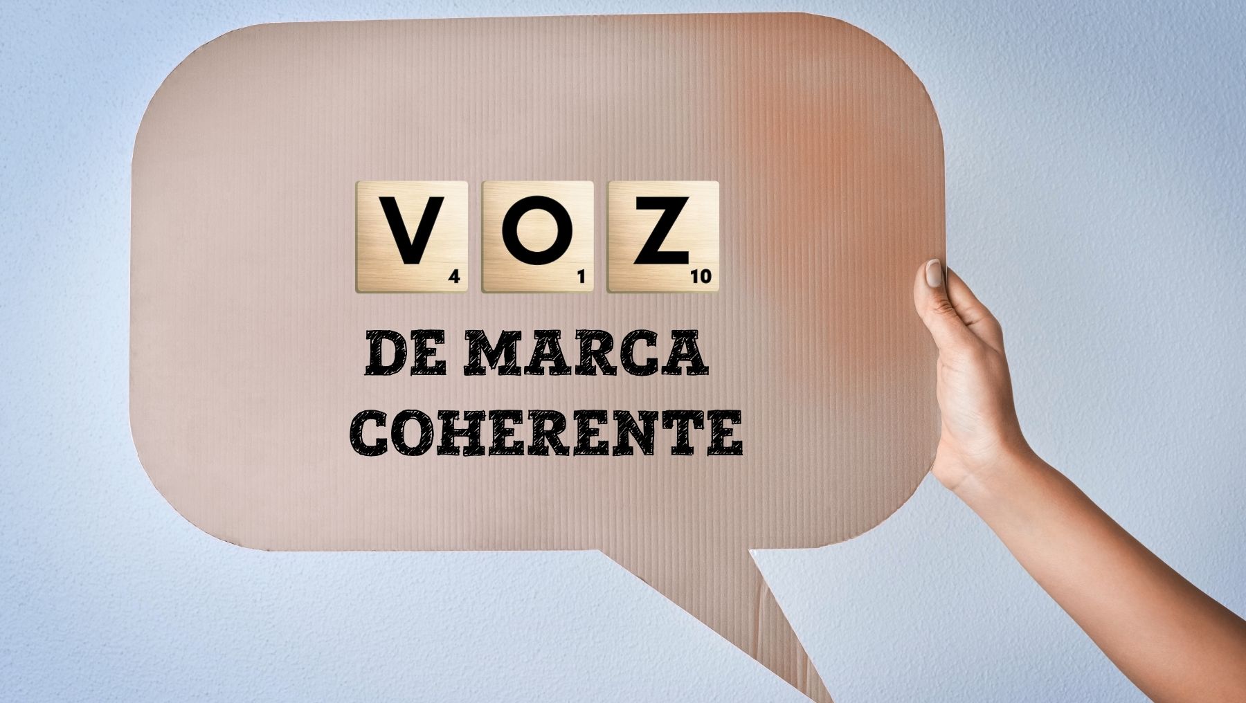Voz de marca Mano sosteniendo bocadillo de cómic con voz de marca